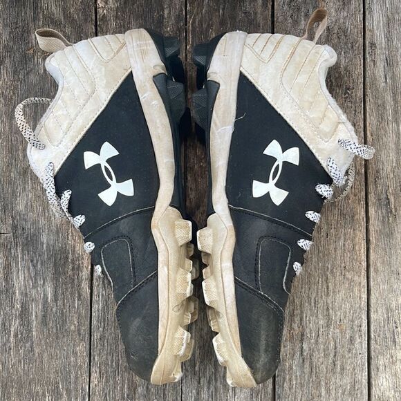 Under Armour baseball cleats.  Size youth 5.5.  Worn one season. - Picture 3 of 10
